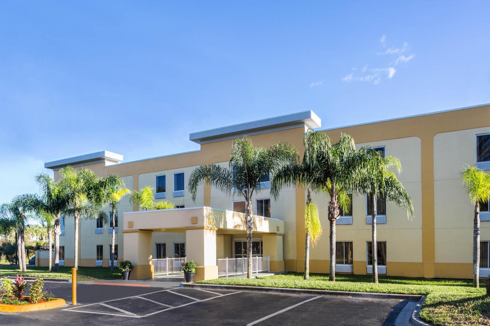 La Quinta By Wyndham Orlando Universal Area - Free Shuttle To Universal Εξωτερικό φωτογραφία